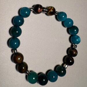 This bracelet combines earthy warmth and bright coastal color